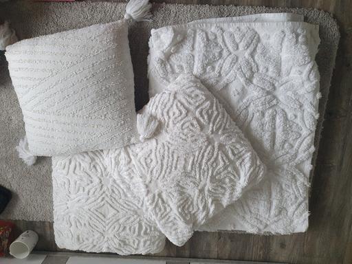 Buy & Sell Stainforth Doncaster - Photos for white thrown plus 3 pillows