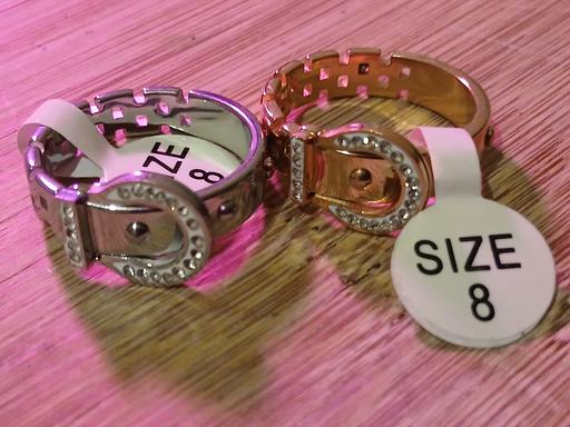  — 2x Fashion rings sz 8.