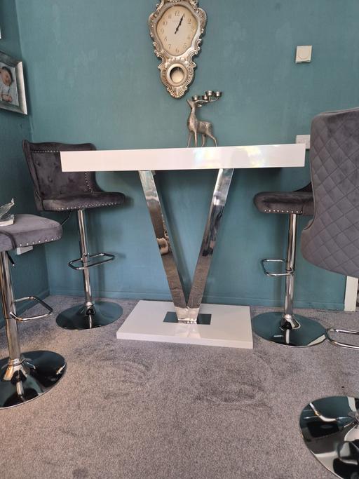 Buy & Sell Waterloo Central London - Photos for high bar table and 4 lion knocker high bar ch