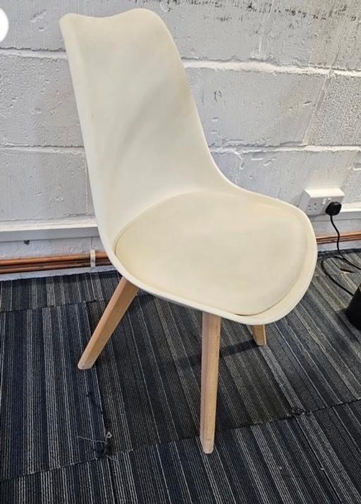 Buy & Sell Waddon South East London - Photos for Cream Eiffel Style Plastic Dining Chairs