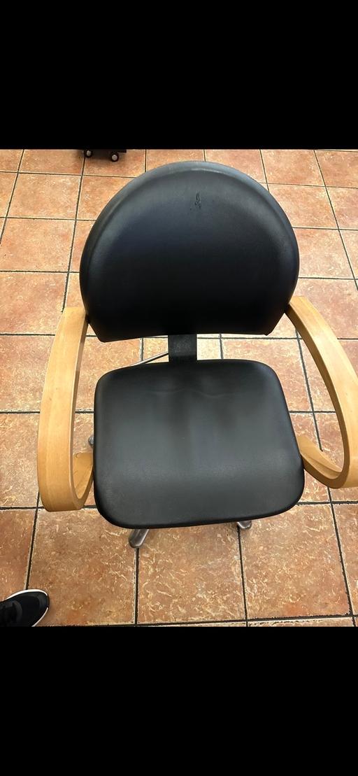  — FREE hairdressing salon chairs