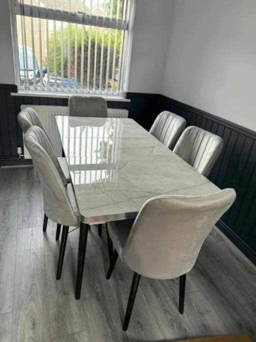 Buy & Sell Moss Side Manchester - Photos for Extendable dining table with chairs
