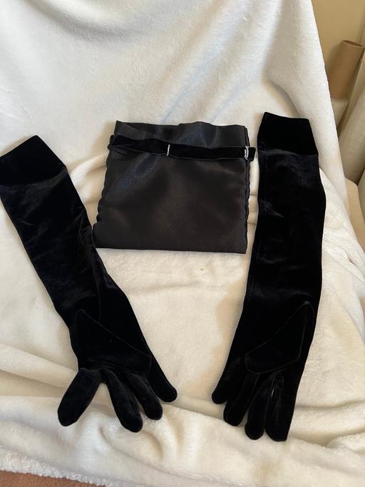 Buy & Sell Easington Lane Sunderland - Photos for Long Velvet Gloves With Storage Bag ( New )
