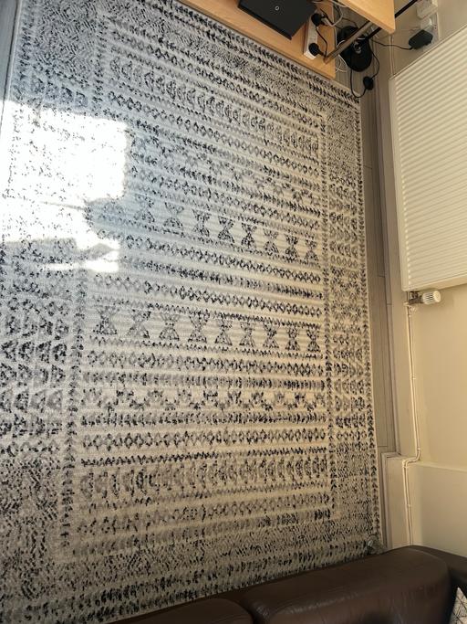 Buy & Sell Limehouse East London - Photos for White and black rug