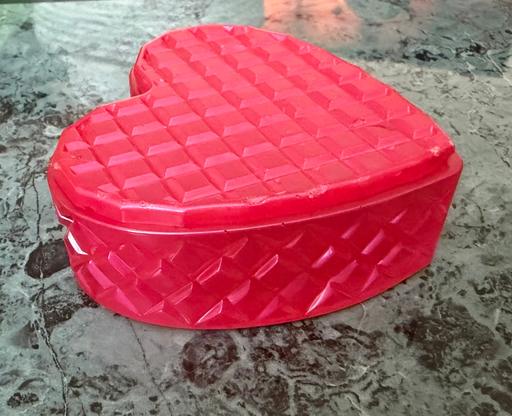 Buy & Sell Southwick Sunderland - Photos for New heart shaped Dark pink resin trinket box