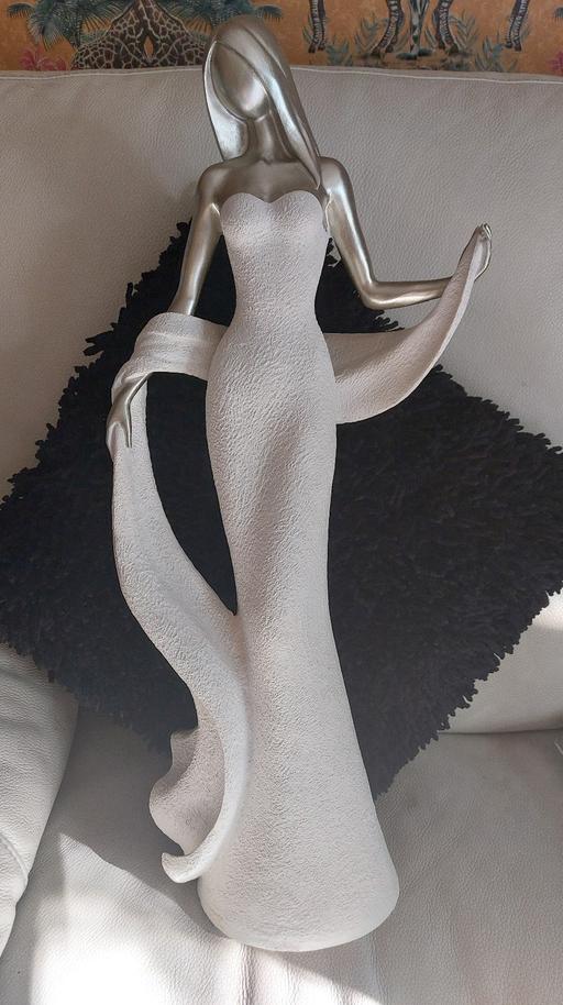 Buy & Sell Quine`s Hill Douglas - Photos for BEAUTIFUL NEW LARGE ELEGANT LADY FIGURINE