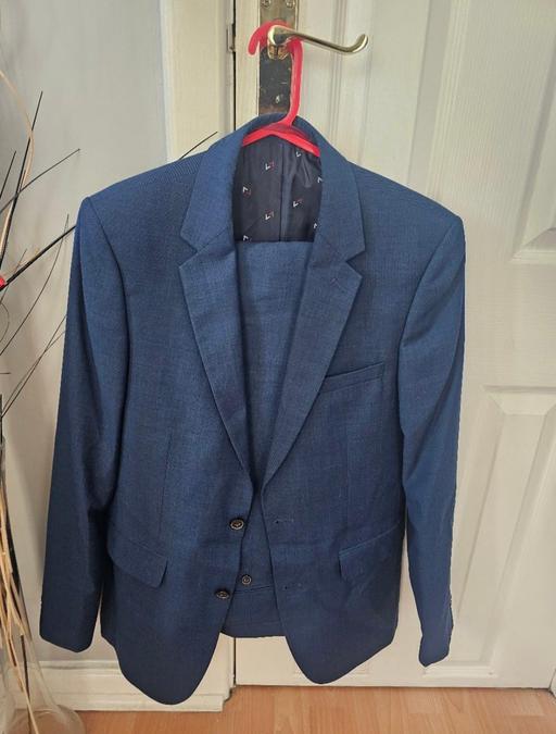 Buy & Sell Knotty Green Buckinghamshire - Photos for Burton Menswear London navy blue suit