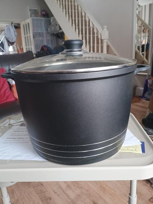 Buy & Sell Plaistow East London - Photos for Large pot with lid