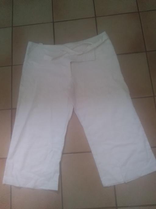 Buy & Sell Aldridge Walsall - Photos for WHITE KNEE LENGTH TROUSER/SHORTS
