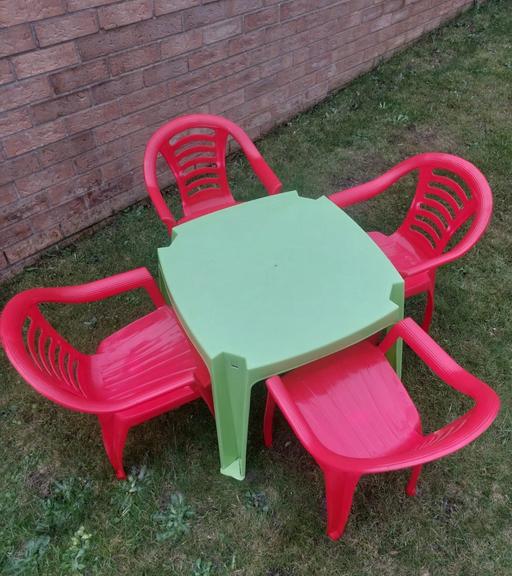 Buy & Sell Beeston Park Leeds - Photos for childrens table and 4 chairs