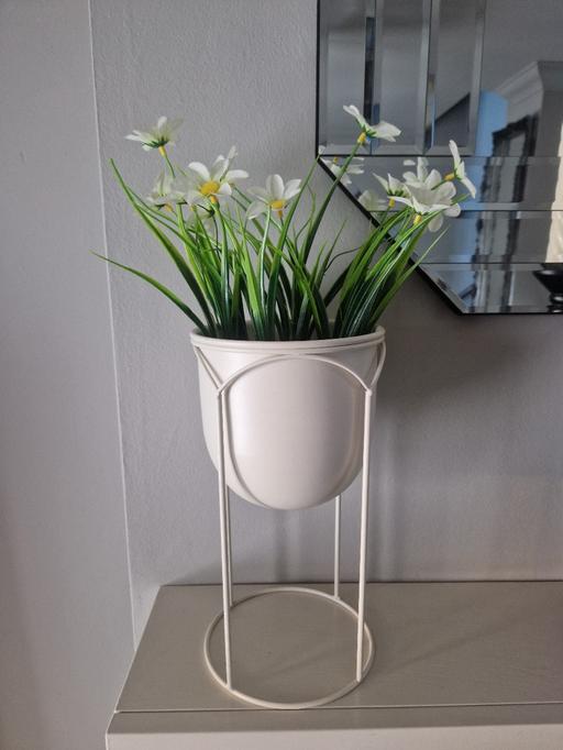 Buy & Sell Scholes Rotherham - Photos for New metal L plant pot stand & flowers