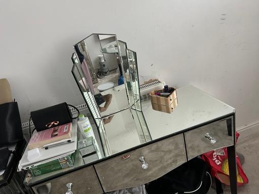 Buy & Sell Oldbury Sandwell - Photos for Mirrored dressing table heavy has cracks