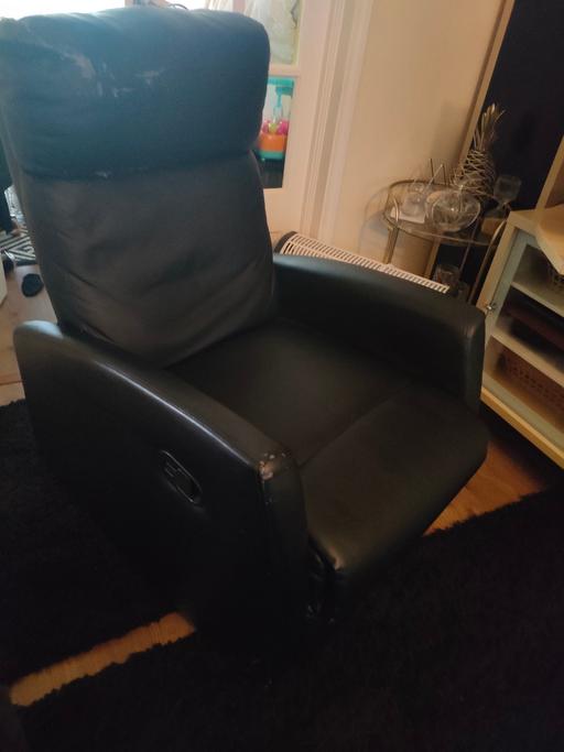 Buy & Sell Demmings Industrial Estate Stockport - Photos for black recliner cover is peeling but a thro'