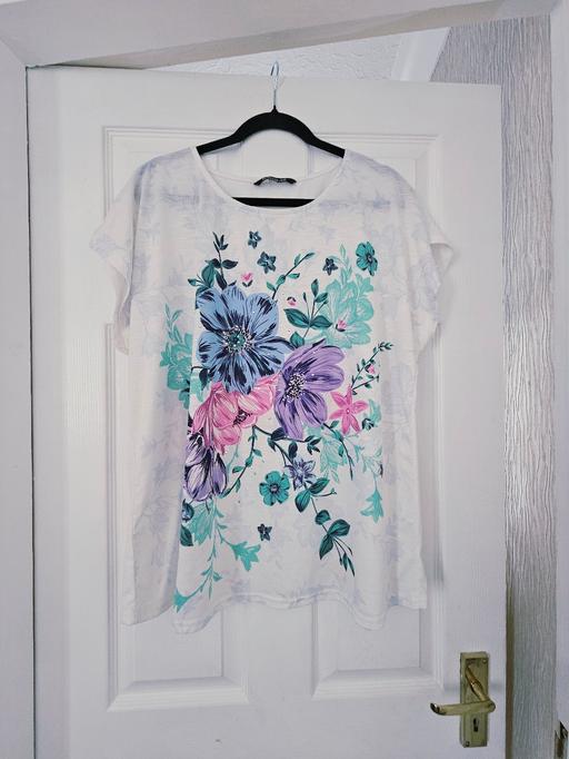 Buy & Sell Newton Doncaster - Photos for Floral Tshirt size 18/20.