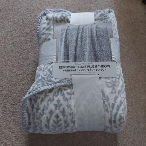 Buy & Sell Feltham Hounslow - Photos for New throw