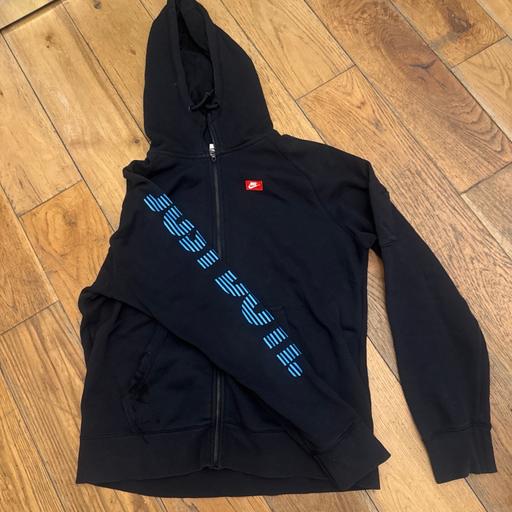  — Nike jumper