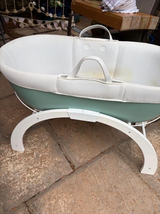  — Shnuggle Moses basket and stand