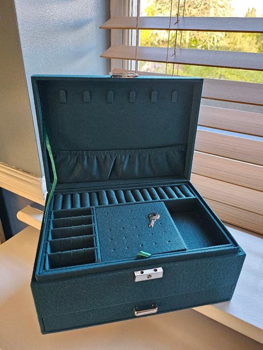 Buy & Sell Penn Fields Wolverhampton - Photos for NEW Green velvet jewellery box