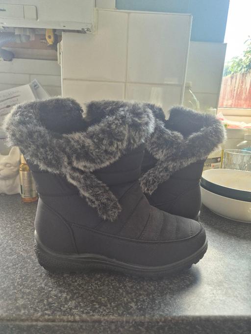 Buy & Sell Ifield Crawley - Photos for Boots