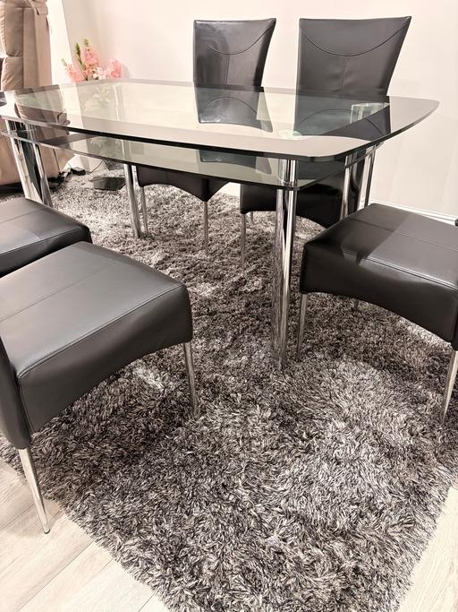 Buy & Sell Redbridge East London - Photos for Glass dining table and chairs