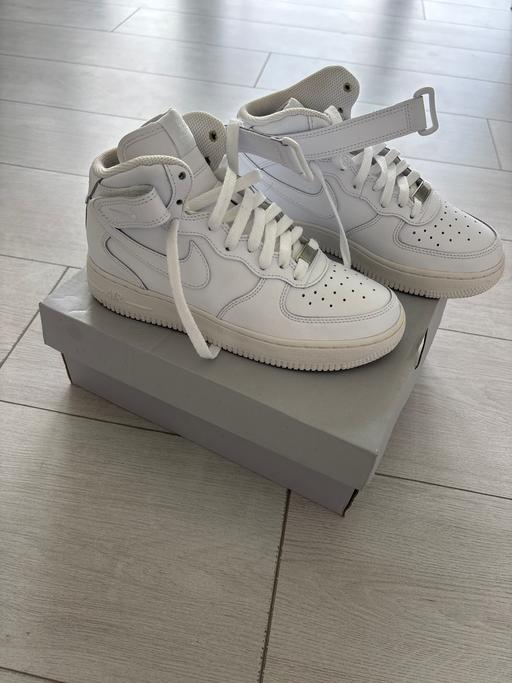  — Nike high tops size 4