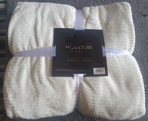 Buy & Sell Horwich Bolton - Photos for Large Soft Blanket/Throw