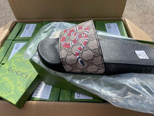  — mens slides size 9