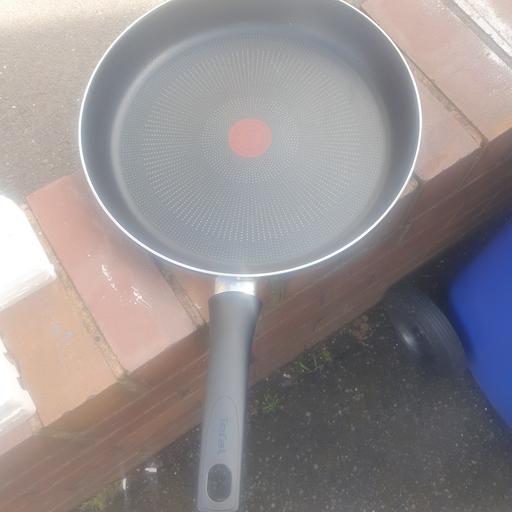 Buy & Sell Pensnett Dudley - Photos for TEFAL 13 inch Frying Pan , Cost A Fortune.