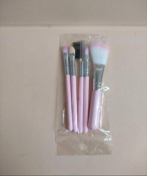  — Small makeup brush