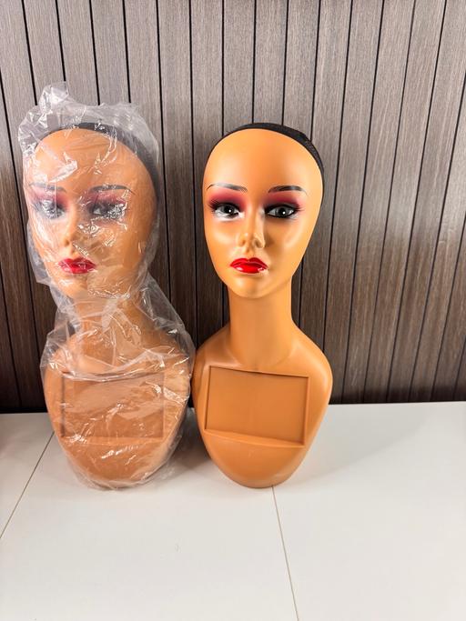  — Tripod  Stand & female mannequin head
