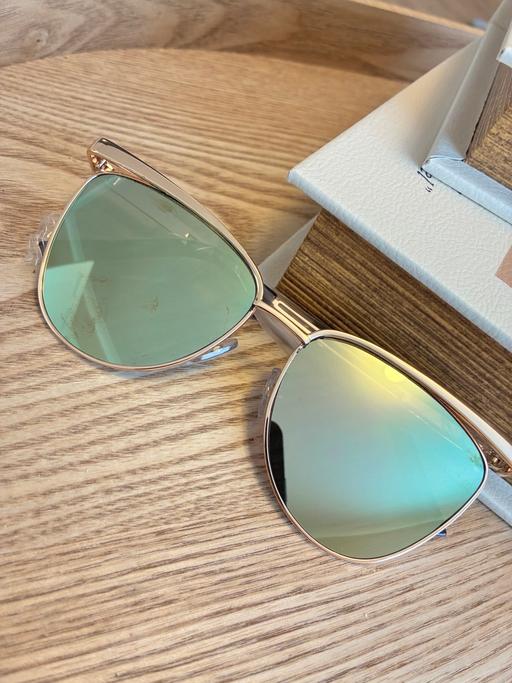  — Gold frame sunglasses