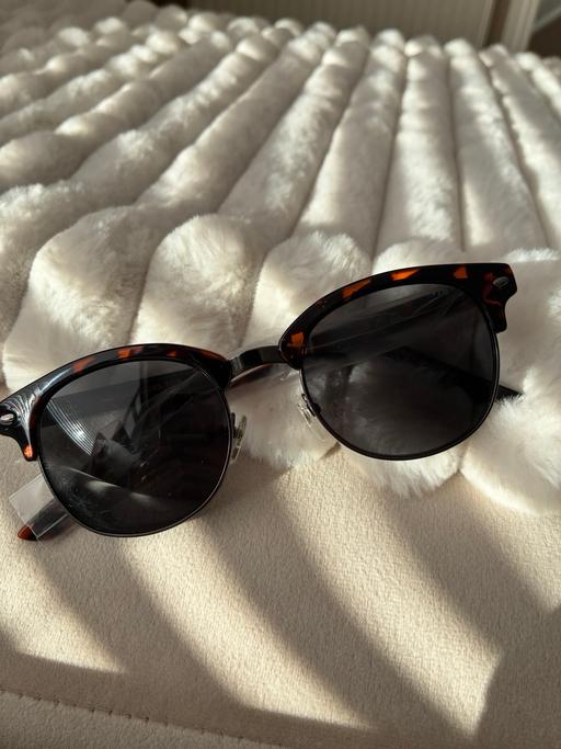  — Levi’s sunglasses