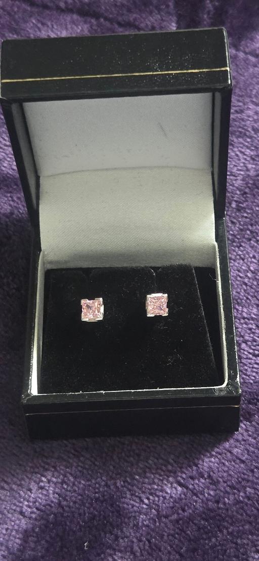  — White Gold 9ct Pink stone studs