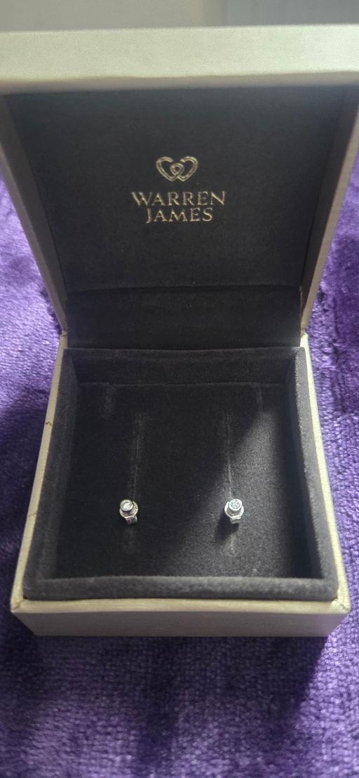  — White Gold 9ct studs white stone
