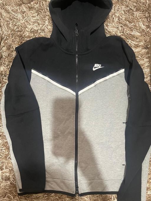  — Men’s Nike tech fleece