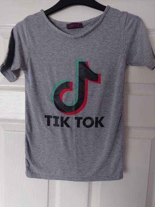  — Girls grey tiktok top size 5/6 years