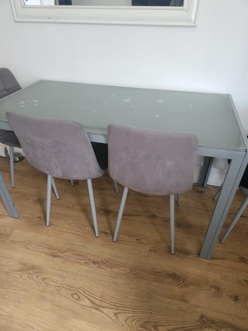 Buy & Sell Luton Bedfordshire - Photos for 6 velvet chair glass dining table set