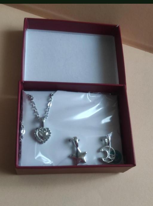  — Necklace chain with pendants