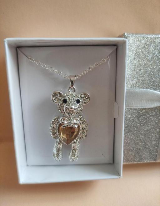  — Beautiful long chain necklace