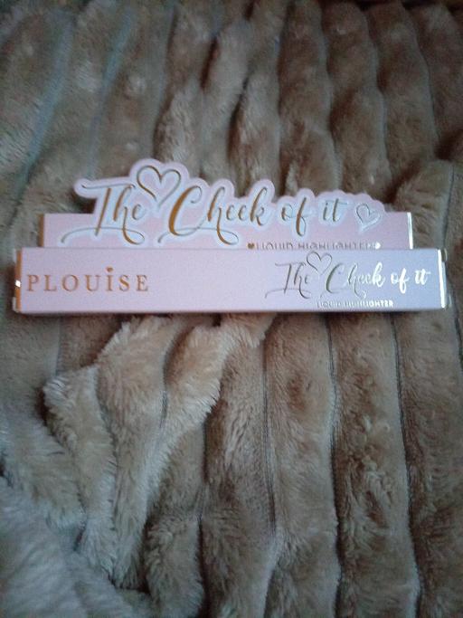  — Plouise the cheek of it highlighter