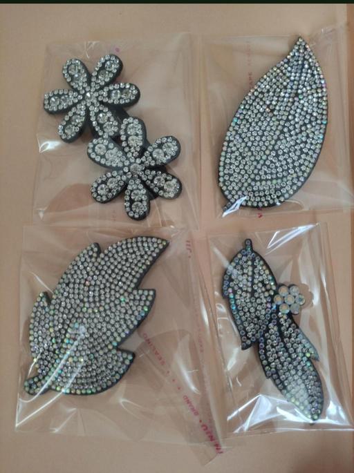  — Hair clips