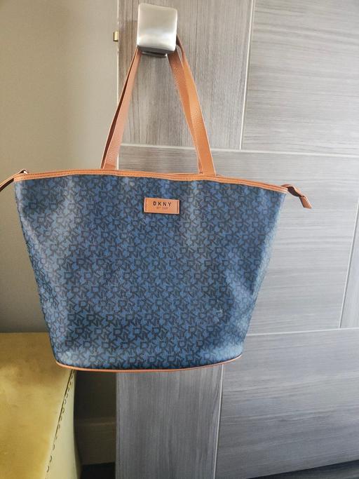 Buy & Sell Scholes Rotherham - Photos for Large DKNY bag with zip