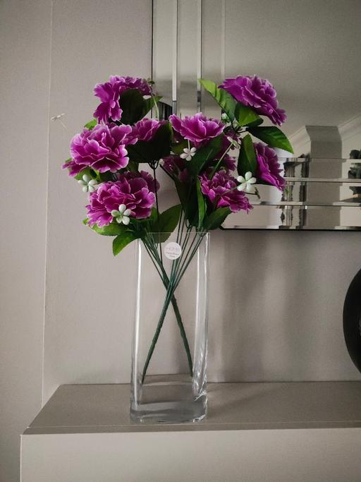 Buy & Sell Scholes Rotherham - Photos for New large glass vase and flowers