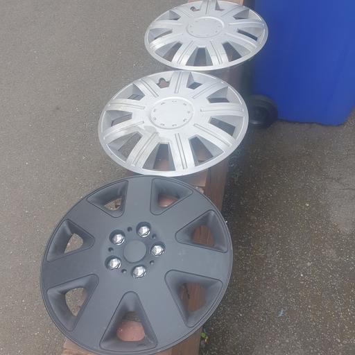 Vehicles Pensnett Dudley - Photos for 3 , 15 inch Wheel Trims , 2 Silver & 1 Black
