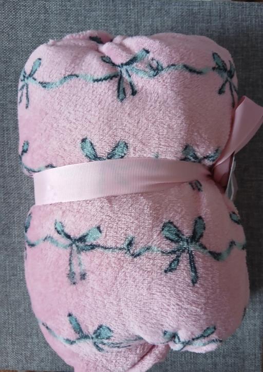 Buy & Sell Radcliffe Bury - Photos for Bow Throw Blanket New