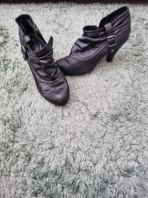  — Ladies Heeled Boots size 5