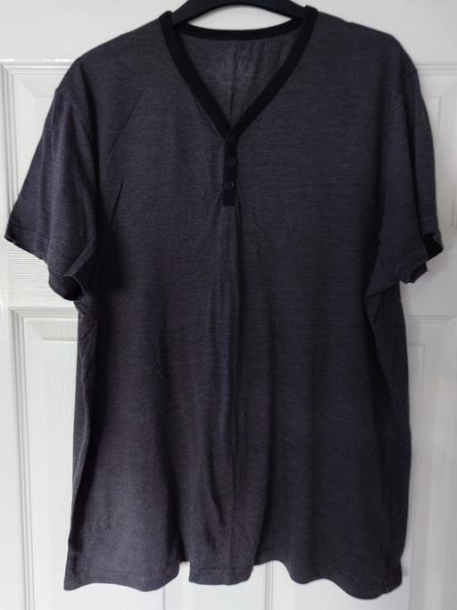  — Mens black burton top size XL