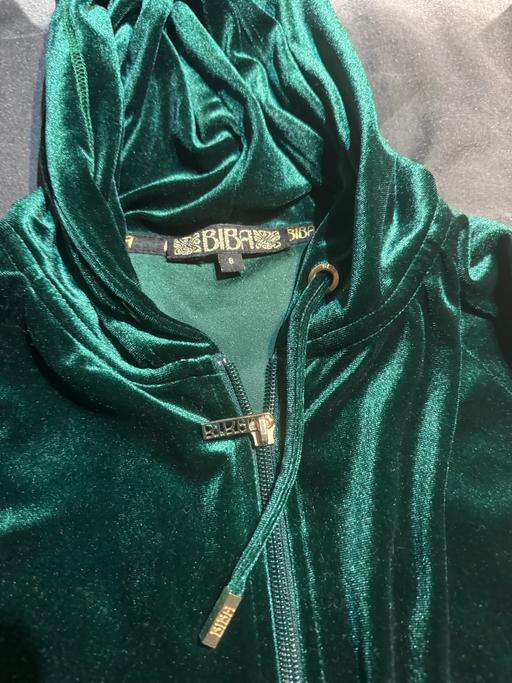  — Women track suit