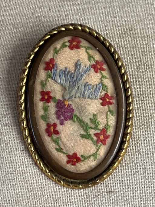  — Beautiful vintage brooch see description