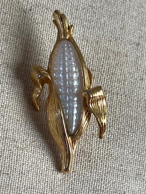  — Beautiful vintage brooch